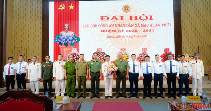 Các đồng chí lãnh đạo các cấp chúc mừng Ban Chấp hành Hội Cựu Công an nhân dân xã Mậu A khóa I, nhiệm kỳ 2026 - 2031.
