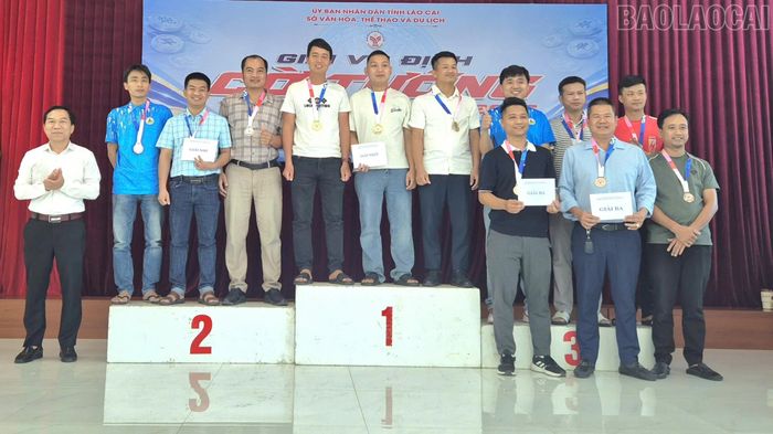 Ban tổ chức trao giải nội dung đồng đội nam cờ tiêu chuẩn.