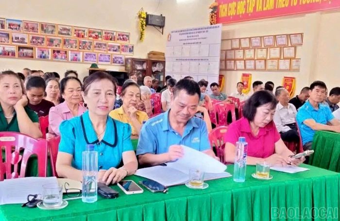 Đảng viên Chi bộ Tổ dân phố 5 phấn khởi tham dự hội nghị sinh hoạt lần thứ nhất sau sáp nhập.