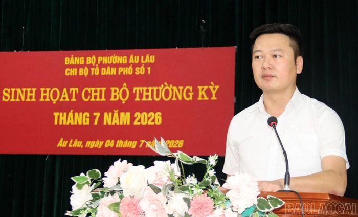 Đồng chí Bí thư Đảng bộ phường Âu Lâu phát biểu tại buổi sinh hoạt thường kỳ tháng 7 của Chi bộ Tổ dân phố số 01.