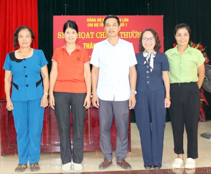 Ban chấp hành Chi bộ Tổ dân phố số 01 ra mắt chi bộ.