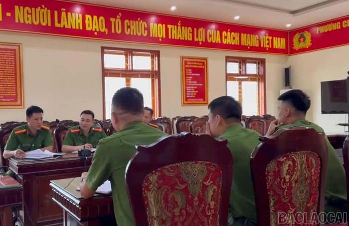 Tổ công tác Công an phường Nghĩa Lộ phối hợp Công an xã Hải Hà xác minh, làm việc với các trường hợp thuộc diện quản lý liên quan đến ma túy vắng mặt khỏi địa phương.