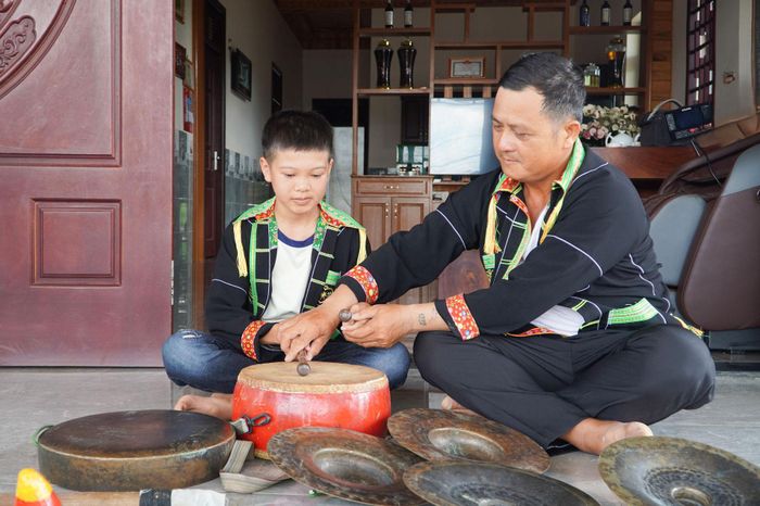 Tiếng trống, tiếng chiêng góp phần làm cho điệu múa sư tư mèo thêm sinh động