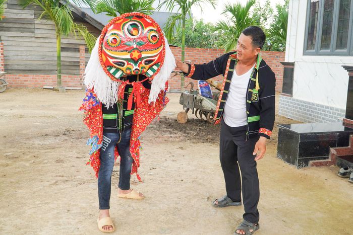 Anh Mã Văn Tá tập các động tác múa sư tử mèo cho thế hệ trẻ trong thôn