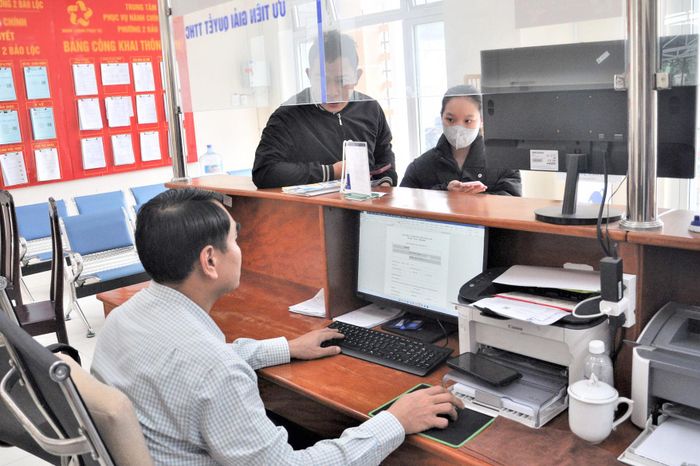 Tiếp nhận thủ tục hành chính tại Trung tâm Phục vụ Hành chính công Phường 2 Bảo Lộc