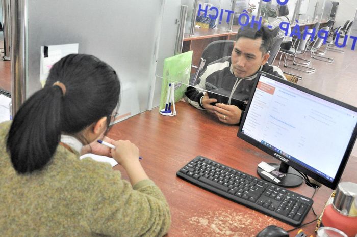 Người dân làm thủ tục tại Trung tâm Phục vụ Hành chính công phường Xuân Hương - Đà Lạt