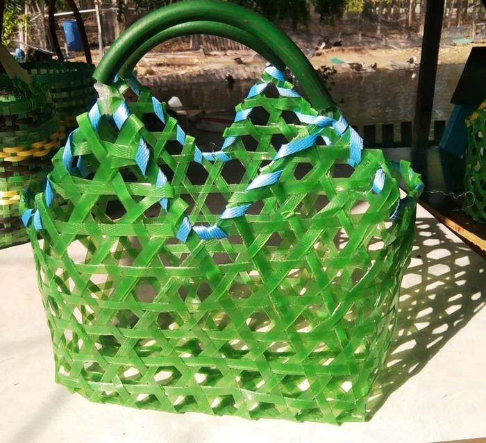 Chiếc giỏ đi chợ từ dây nhựa