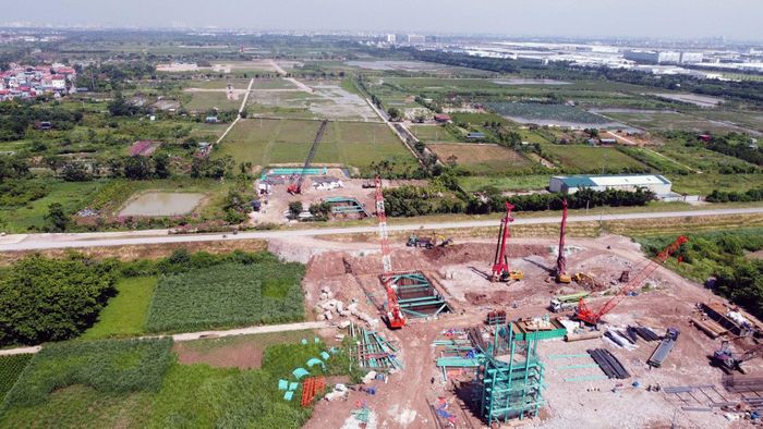 Cầu đường sắt đang thi công bên phía xã Phù Đổng.