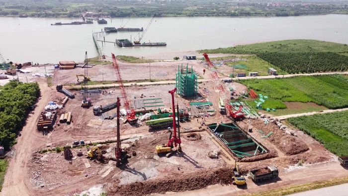 Trụ cầu đường sắt vượt sông Đuống đang thi công.