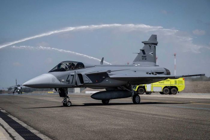 Tiêm kích JAS 39 Gripen C/D được thiết kế để vận hành từ đường băng dã chiến, phù hợp với nhu cầu phân tán lực lượng của Không quân Ukraine trước các đợt tập kích của Nga. Ảnh: Bộ Quốc phòng Hungary
