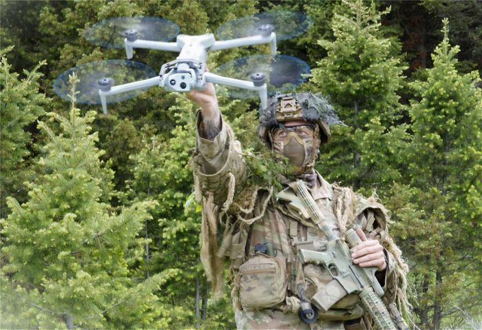 Binh sĩ Lục quân Mỹ phóng thử UAV trong một buổi diễn tập. Ảnh: Bộ Quốc phòng Mỹ