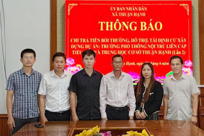 UBND xã Thuận Hạnh tổ chức trao tiền bồi thường tới các hộ dân bị ảnh hưởng từ dự án Trường Phổ thông nội trú liên cấp Tiểu học và THCS Thuận Hạnh
