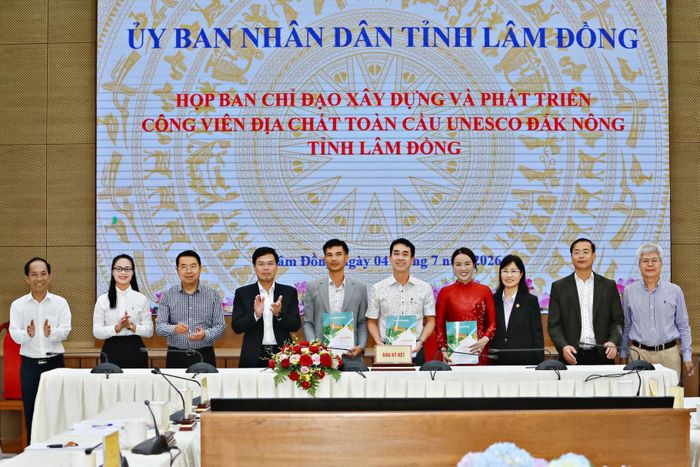 Lãnh đạo UBND tỉnh, các chuyên gia và Sở Văn hóa, Thể thao và Du lịch tỉnh chứng kiến lễ ký kết