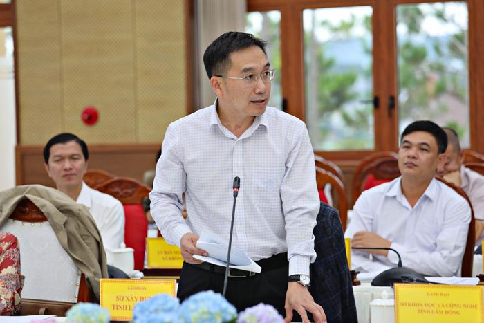 Lãnh đạo Sở Xây dựng phát biểu tại cuộc họp