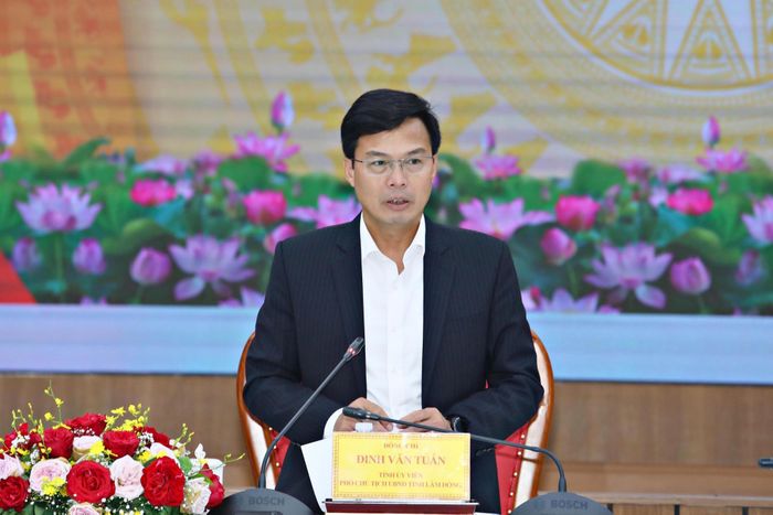 Đồng chí Đinh Văn Tuấn, Tỉnh ủy viên, Phó Chủ tịch UBND tỉnh, Trưởng Ban Chỉ đạo xây dựng và phát triển Công viên địa chất toàn cầu UNESCO Đắk Nông phát biểu kết luận cuộc họp