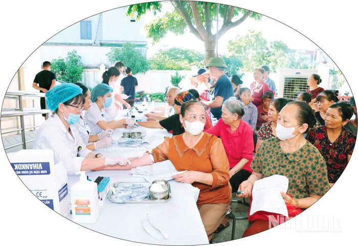 Bệnh viện đa khoa Ninh Bình phối hợp với phường Đông Hoa Lư tổ chức khám sàng lọc cho người dân trên địa bàn. Ảnh: Minh Quang