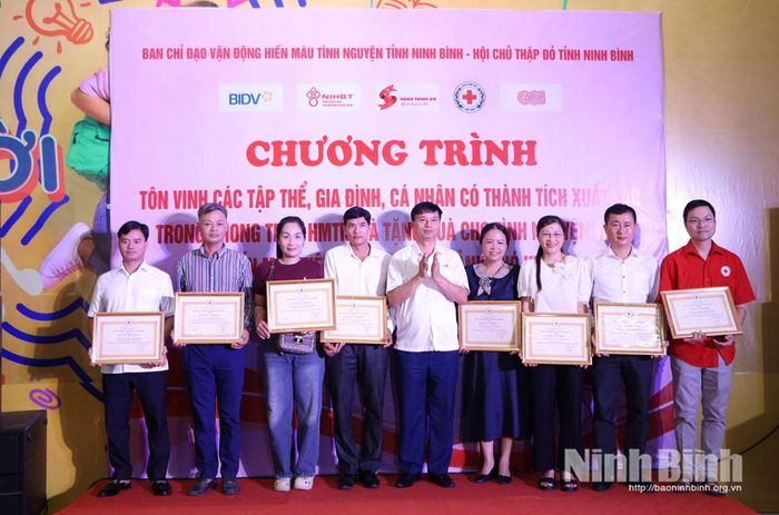 Các tập thể, gia đình có thành tích xuất sắc trong phong trào hiến máu tình nguyện được Hội Chữ thập đỏ tỉnh khen thưởng.