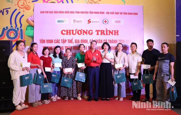 Ban Tổ chức chương trình trao tặng quà cho các tình nguyện viên hiến máu tiêu biểu có hoàn cảnh khó khăn.
