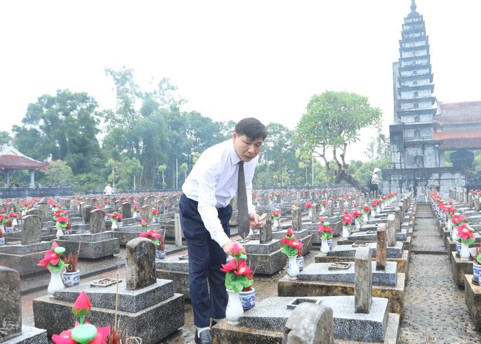 Đồng chí Nguyễn Anh Chức, Ủy viên Ban Thường vụ Tỉnh ủy, Phó Chủ tịch UBND tỉnh thắp hương phần mộ các liệt sĩ quê hương Ninh Bình tại Nghĩa trang Liệt sĩ Quốc gia Trường Sơn.