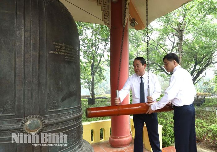 Đồng chí Mai Văn Tuất, Phó Bí thư Tỉnh ủy, Trưởng Đoàn đại biểu Quốc hội tỉnh; đồng chí Nguyễn Anh Chức, Ủy viên Ban Thường vụ Tỉnh ủy, Phó Chủ tịch UBND tỉnh thỉnh chuông, viếng các Anh hùng - Liệt sĩ tại Nghĩa trang Liệt sĩ Quốc gia Trường Sơn.