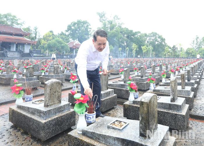 Đồng chí Mai Văn Tuất, Phó Bí thư Tỉnh ủy, Trưởng Đoàn đại biểu Quốc hội tỉnh thắp hương phần mộ các liệt sĩ quê hương Ninh Bình tại Nghĩa trang Liệt sĩ Quốc gia Trường Sơn.