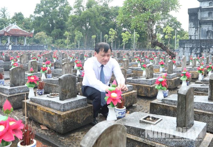 Đồng chí Mai Thanh Long, Tỉnh ủy viên, Phó Chủ tịch HĐND tỉnh thắp hương phần mộ các liệt sĩ quê hương Ninh Bình tại Nghĩa trang Liệt sĩ Quốc gia Trường Sơn.