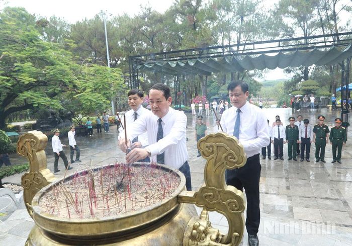 Đồng chí Mai Văn Tuất, Phó Bí thư Tỉnh ủy, Trưởng Đoàn đại biểu Quốc hội tỉnh cùng Đoàn đại biểu Tỉnh ủy, HĐND, UBND, Ủy ban MTTQ Việt Nam tỉnh dâng hương tại Nghĩa trang Liệt sĩ Quốc gia Trường Sơn.