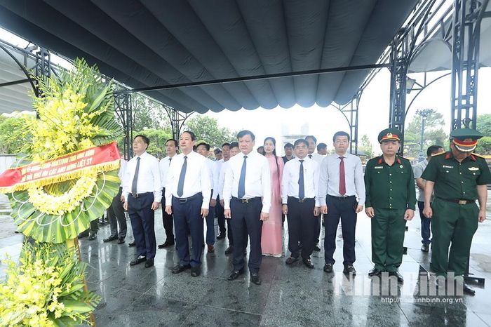 Đoàn đại biểu Tỉnh ủy, HĐND, UBND, Ủy ban MTTQ Việt Nam tỉnh đặt vòng hoa, thắp hương viếng các Anh hùng-Liệt sĩ tại Đài tưởng niệm Nghĩa trang Liệt sĩ Quốc gia Đường 9.