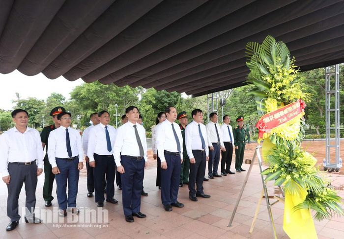 Đoàn đại biểu Tỉnh ủy, HĐND, UBND, Ủy ban MTTQ Việt Nam tỉnh đặt vòng hoa, dâng hương viếng các Anh hùng - Liệt sĩ tại Thành cổ Quảng Trị.
