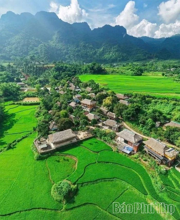Cực tăng trưởng phía Tây phát huy lợi thế cảnh quan thiên nhiên, bản sắc văn hóa và tài nguyên sinh thái để phát triển theo hướng du lịch nghỉ dưỡng.