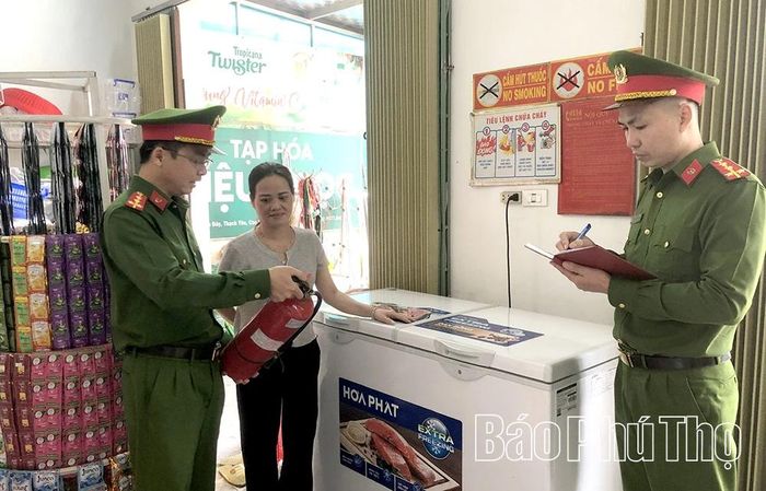Công an xã kiểm tra và hướng dẫn công tác phòng cháy, chữa cháy tại các hộ gia đình nhà ở kết hợp kinh doanh trên địa bàn.