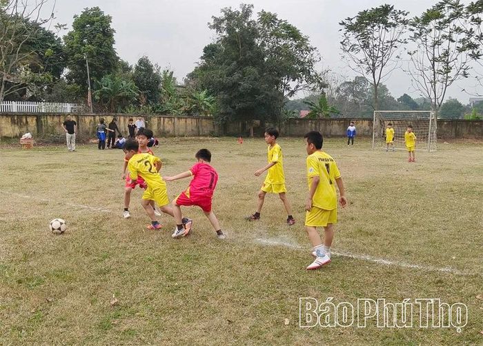 Học sinh Trường Tiểu học Tiên Kiên, xã Xuân Lũng thi đấu bóng đá.