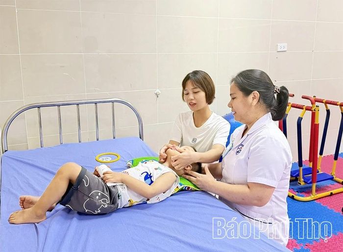 Bác sĩ hướng dẫn các bài tập điều hòa cảm giác áp dụng tại nhà cho phụ huynh.