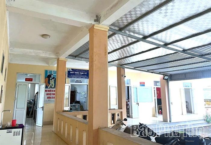 Trụ sở Trạm y tế xã Long Cốc đã xuống cấp, mái bị thấm dột, tường ẩm mốc, ảnh hưởng đến công tác chăm sóc sức khỏe Nhân dân.