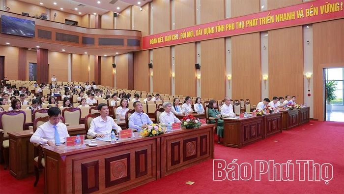 Các vị đại biểu tham dự diễn đàn.