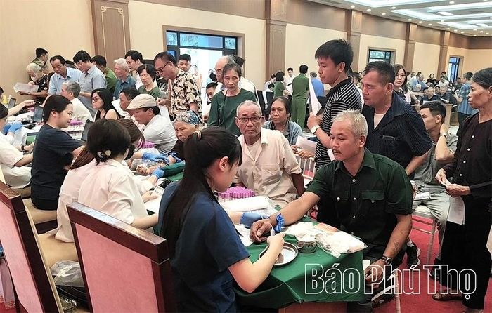 Quang cảnh lấy mẫu sinh phẩm ADN của thân nhân liệt sĩ tại Trung tâm Hội nghị tỉnh Phú Thọ (phường Thanh Miếu).