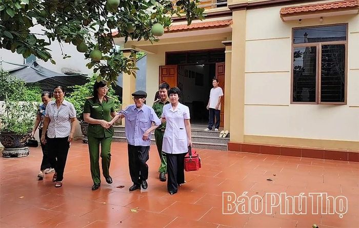 Các tổ công tác hỗ trợ thân nhân liệt sĩ đến điểm thu nhận mẫu ADN.