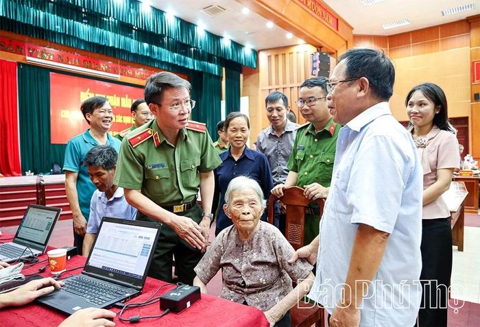Thiếu tướng Nguyễn Minh Tuấn - Giám đốc Công an tỉnh thăm hỏi thân nhân liệt sĩ đến thực hiện thu nhận mẫu ADN tại xã Tam Dương.