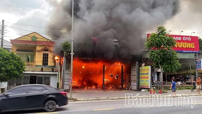 Hiện trường vụ cháy xưởng nội thất ô tô.