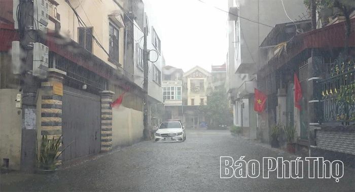 Một tuyến phố trên địa bàn phường Việt Trì bị ngập cục bộ do mưa lớn chiều 4/7.