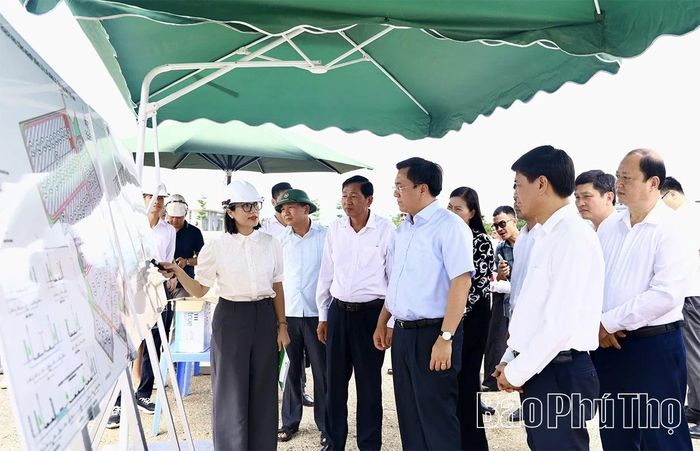 Chủ tịch UBND tỉnh Trần Duy Đông cùng đoàn công tác nắm bắt tình hình tại KCN Sông Lô II.