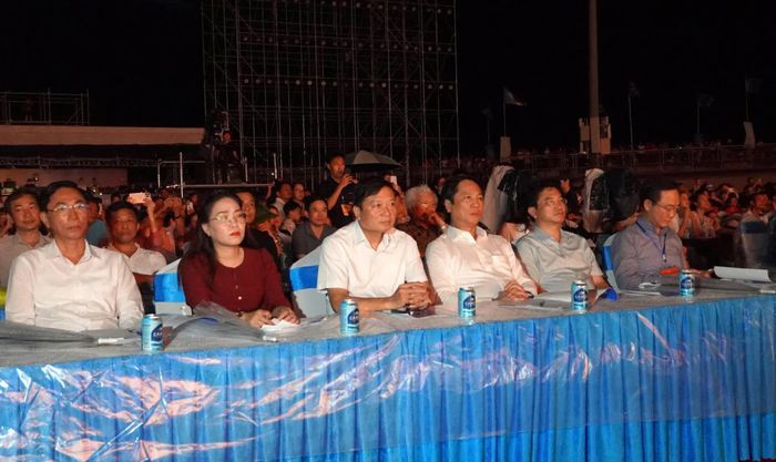 Đồng chí Lê Hồng Vinh, Chủ tịch UBND tỉnh và các đồng chí lãnh đạo tỉnh theo dõi buổi tổng duyệt - Ảnh: Mai Linh