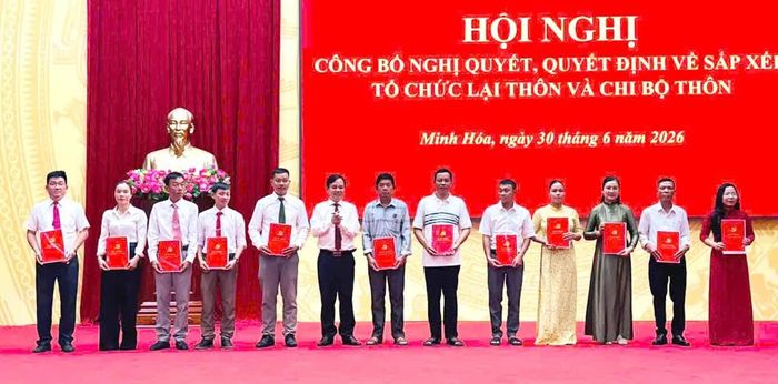 Xã Minh Hóa công bố quyết định chỉ định đội ngũ nhân sự cán bộ thôn trên địa bàn - Ảnh: C.H