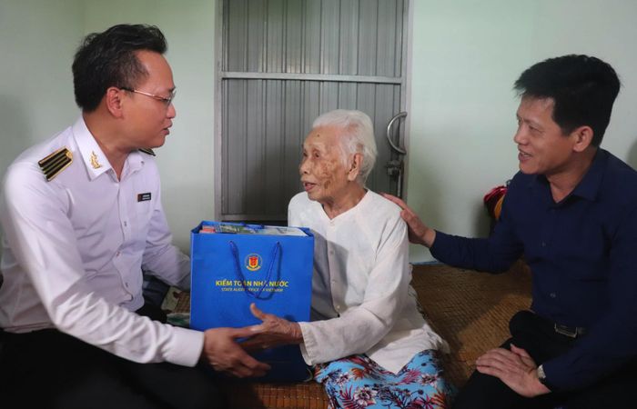 Đồng chí Nguyễn Hữu Nghĩa, Tổng Kiểm toán Nhà nước tặng quà cho Bà mẹ Việt Nam anh hùng Đào Thị Vui ở thôn Đại An Khê, xã Hải Lăng - Ảnh: T.P