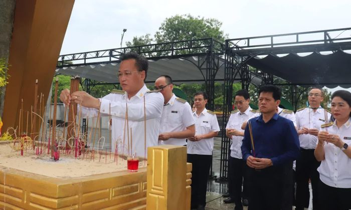 Đoàn công tác dâng hương tại Nghĩa trang liệt sĩ quốc gia Đường 9 - Ảnh: T.P