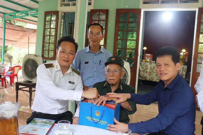 Đồng chí Nguyễn Hữu Nghĩa, Tổng Kiểm toán Nhà nước tặng quà cho thương binh Phạm Sắt, thôn Tân Mỹ, phường Quảng Trị - Ảnh: T.P