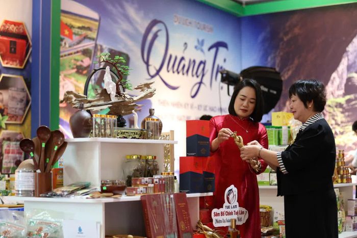 Các gian hàng trưng bày, giới thiệu sản phẩm OCOP trong khuôn khổ hội nghị - Ảnh: Đ.V