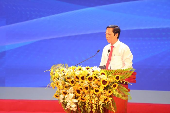 Đồng chí Hoàng Nam, Ủy viên Ban Thường vụ Tỉnh ủy, Phó Chủ tịch Thường trực UBND tỉnh công bố Quyết định điều chỉnh Quy hoạch tỉnh Quảng Trị thời kỳ 2021-2030, tầm nhìn đến năm 2050 - Ảnh: Đ.V