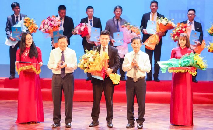 Đồng chí Nguyễn Văn Phương, Bí thư Tỉnh ủy và đồng chí Lê Hồng Vinh, Chủ tịch UBND tỉnh trao Quyết định chấp thuận chủ trương đầu tư, Giấy chứng nhận đăng ký đầu tư và chấp thuận nghiên cứu dự án đầu tư cho các nhà đầu tư - Ảnh: Đ.V