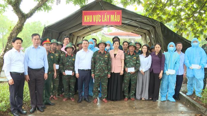 Đoàn công tác thăm hỏi, động viên Đội Quy tập hài cốt liệt sĩ 584, Bộ Chỉ huy Quân sự tỉnh - Ảnh: Việt Anh